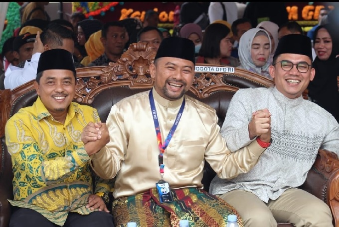 Wakil Ketua DPRD Kampar Repol SAg MIP, Direktur Syam Group Rahmat Alputra, anggota DPD/MPR Edwin Pratama Putra foto bersama usai grand opening Syam Group di Bangkinang Kota, Selasa (14/3/2023).